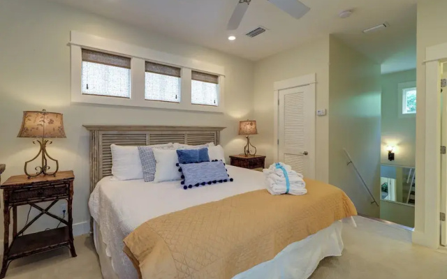 Cute Little Cottage! Perfect Getaway! 2 Pools! Sleeps 4!