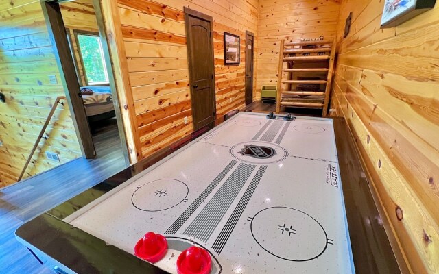 South Side Serenity 2 Bedroom Cabin by RedAwning