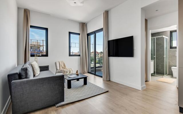 Sanders Crystal 2 - Humble 1-bdr Apt With Shared Rooftop