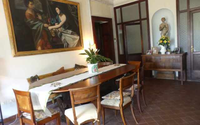 Elegante Appartamento in Villa con Piscina
