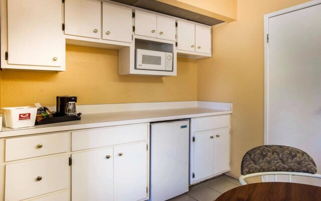Budgetel Inn & Suites