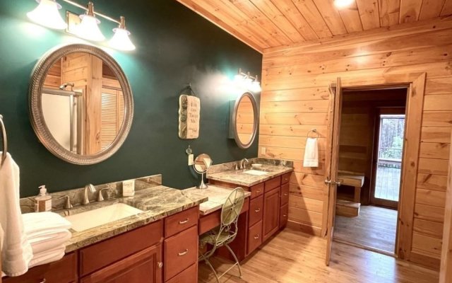 A true log cabin with 360 degree mountain views - Pet and Motorcycle friendly! 5 Bedroom Cabin by RedAwning