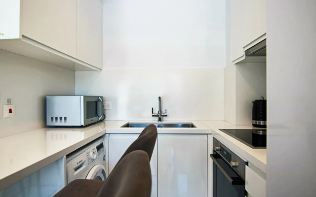 Phaedrus Living: Seaside Executive Flat Harbour 207