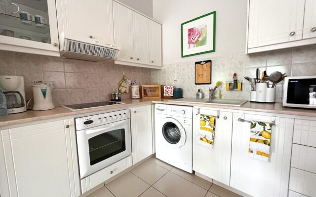 Modern Apartment Only 900m From Famous Venus Beach