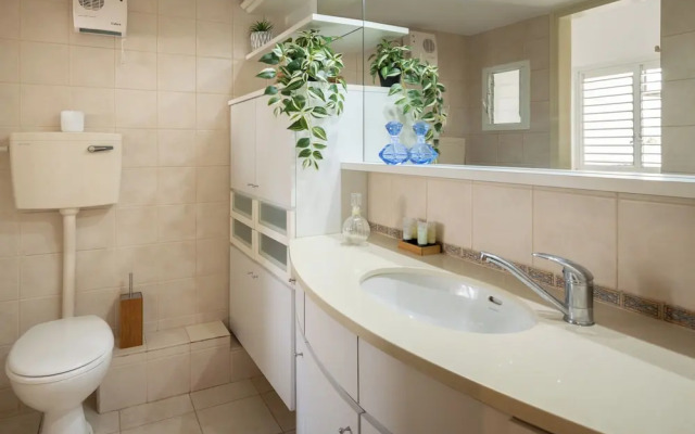 Homey Kiryat Haim Apt by Sea N Rent