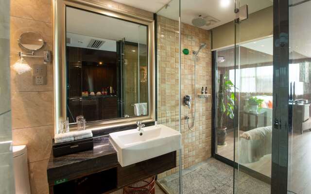Ramada by Wyndham Encore Kaili West