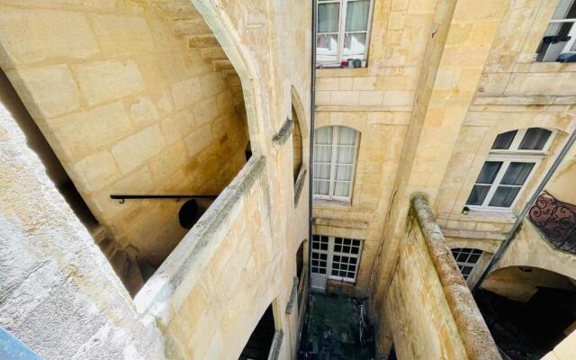 T4 apartment in the heart of old Bordeaux close to all amenities