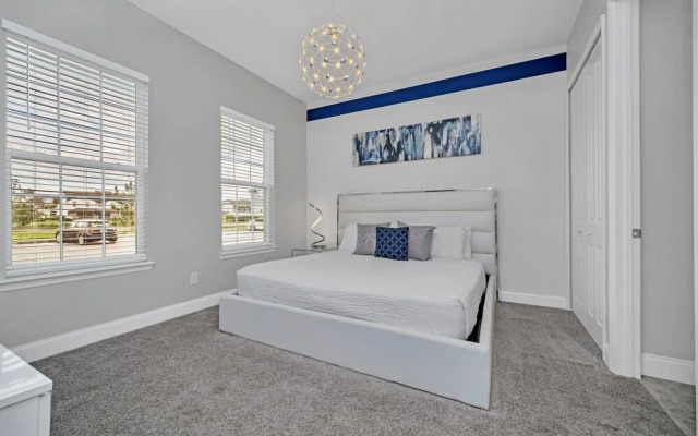 Vibrant Townhome w Private Pool, near Disney