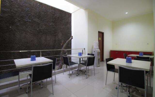 RedDoorz near masjid Agung Surabaya