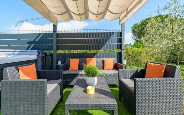 Spacious Apartment With Garden