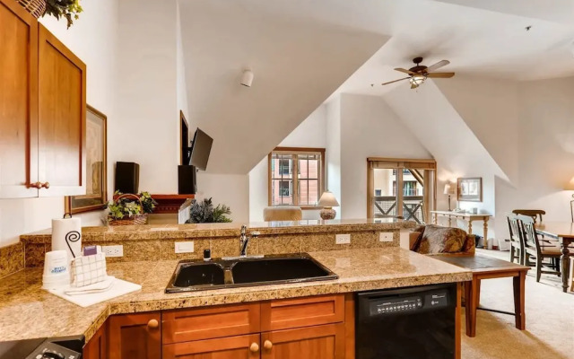 Perfectly Placed 2 Bedroom Vacation Rental in Historic Downtown Breckenridge with Access to Hot Tub and Pool