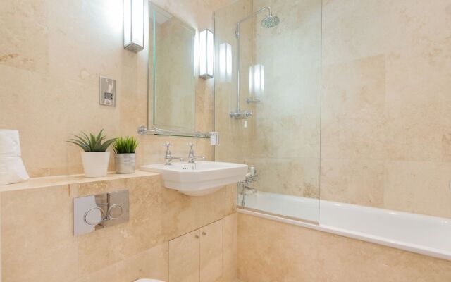 2 Bdr Queens Gardens by the Residences