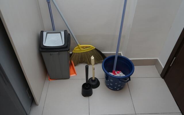 Nice And Artistic 1Br At Saveria Apartment