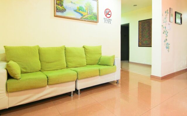 OYO 43962 Ezzy In Hotel