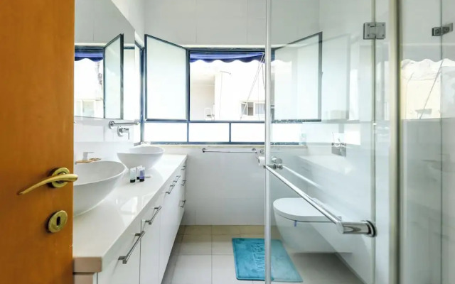 Spacious 3BR Penthouse w Rooftop