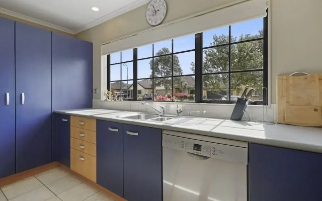 Spacious Family Home -Fully Fenced Yard