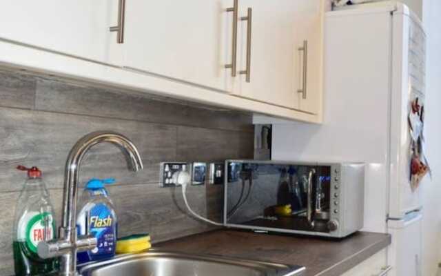 Modern and Bright 1 Bed Flat Near Leith