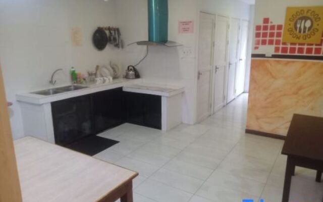 Semi detached At Tabuan Jaya,13BR By Natol Homestay-London