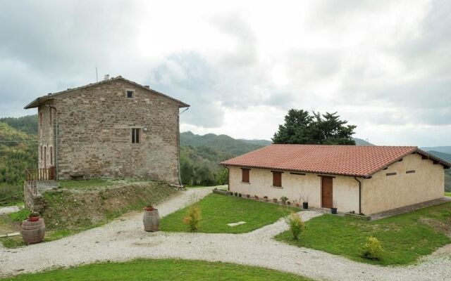 Quaint Farmhouse in Gubbio with Swimming Pool