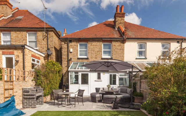 Sea Glimpses with free parking and garden