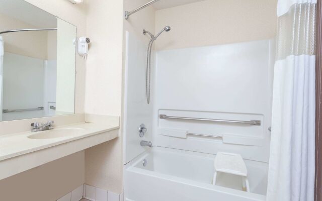 American Inn and Suites Dundee