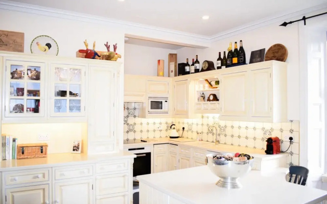 Beautiful & Bright Three Bedroom Home