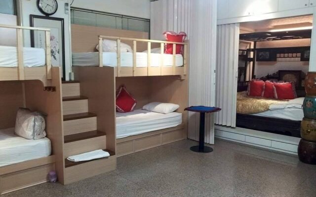 Jiji Art Backpackers Hostel