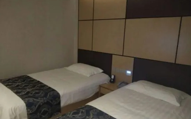 Yayue Hotel (Nanjing East Road Pedestrian Street)