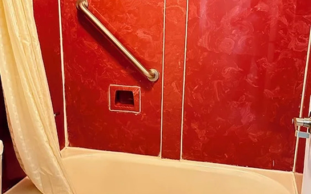 Dreamland Inn and Suites