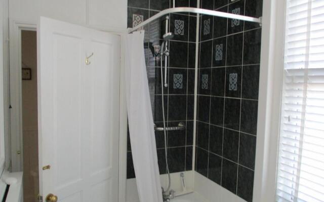 Lovely, Spacious, 3 Bedded, First Floor Apartment