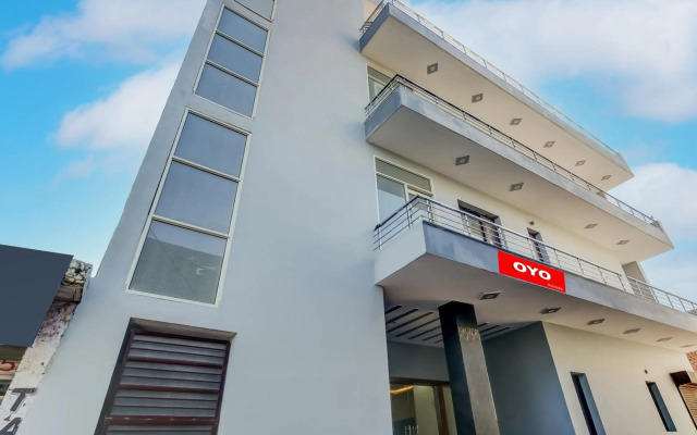 OYO Flagship 70098 Moon Trip