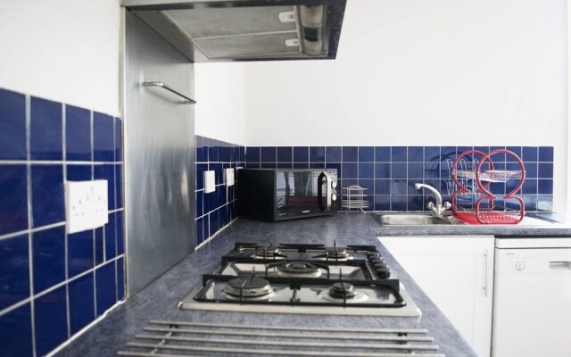 Trendy 2BR Home in Heart of Chiswick, 4 Guests!