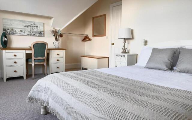 Regal Retreat Modern 2 bed apartment 400m from sea