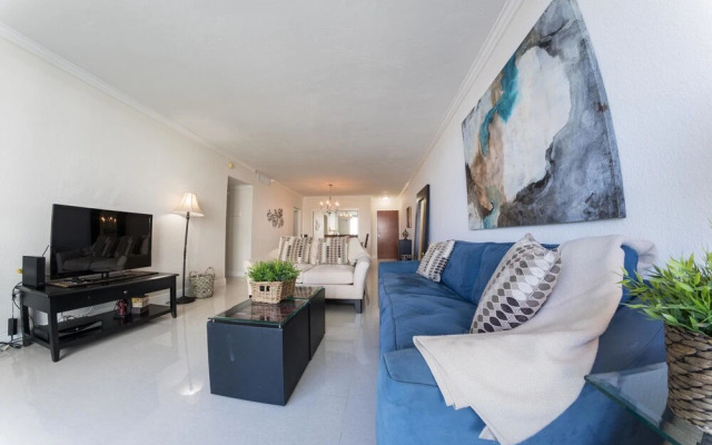 Tides Hollywood Apartments