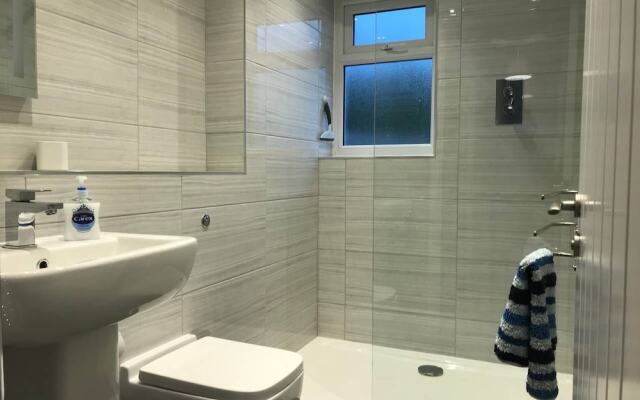 Beautiful Refurbished Home - Short Walk to the Beach