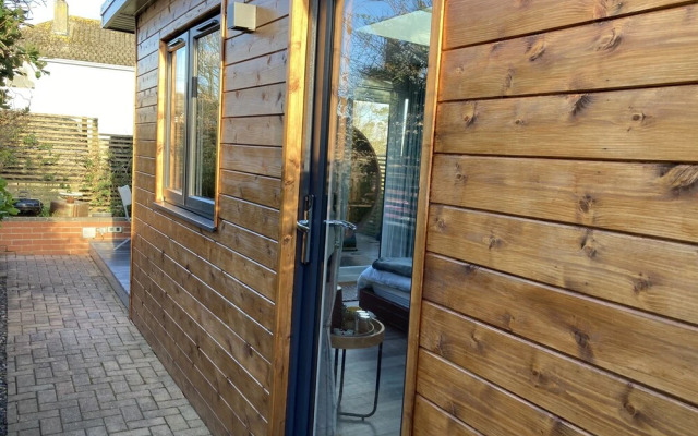 Contemporary Guest House With Outside Barrel Sauna