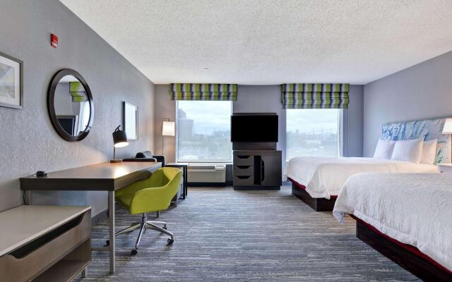 Hampton Inn & Suites Newark-Harrison-Riverwalk