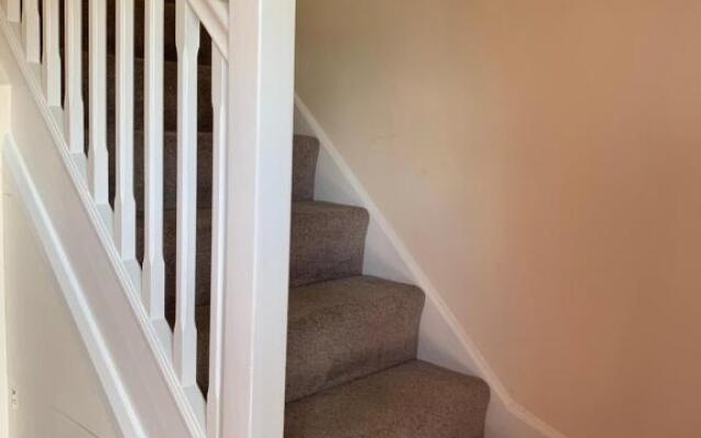 Private Rooms In A Cheerful 4-Bedroom Town House