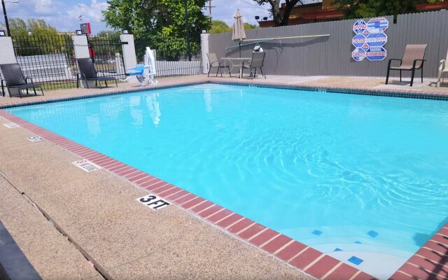 Econo Lodge Inn & Suites Near Lackland AFB