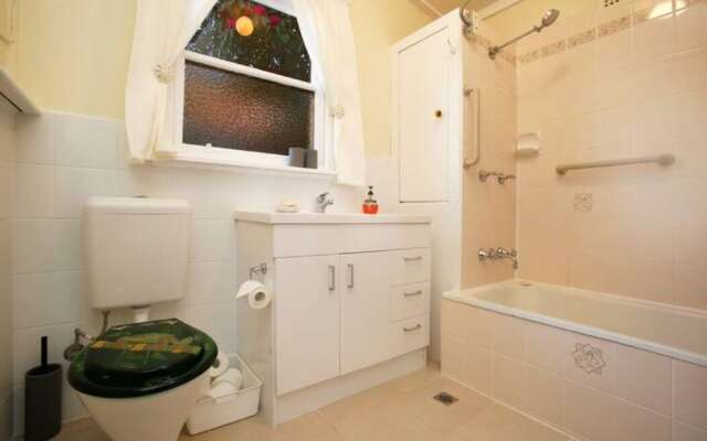 Tullys Hut - Walk to Hikes, Waterfalls, Views