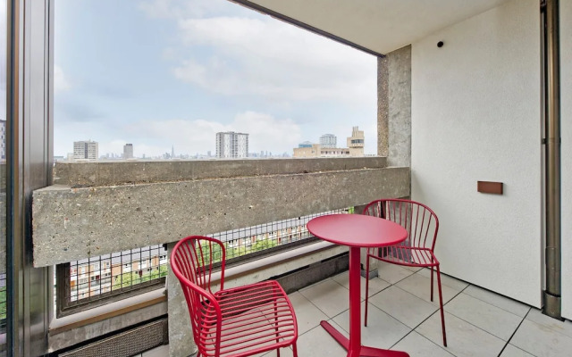 Luxuriant One-bedroom Poplar Apartment