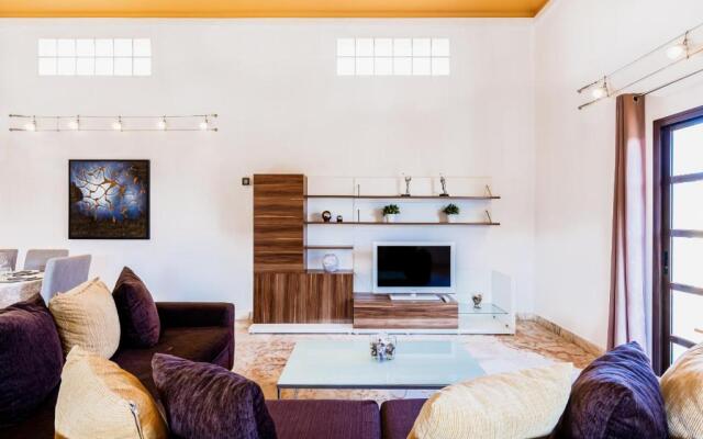 HolidayVilla Serenity with Pool & BBQ by HolidaysHome