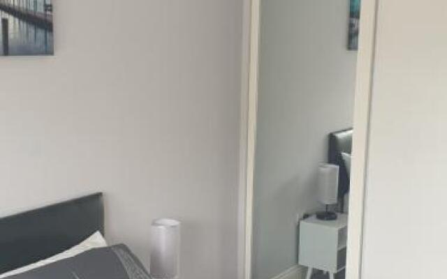 Modern 2 bed apartment with parking