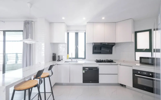 Tyms Elegant 4BR 2BA Apt in Xujiahui