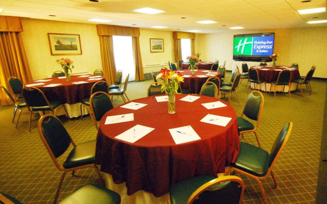 Holiday Inn Express Hotel & Suites Warrenton by IHG