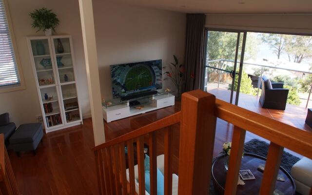 Government Road, 117a 'Pollys' View'