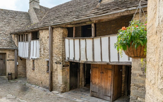 The George Inn & The Plaine