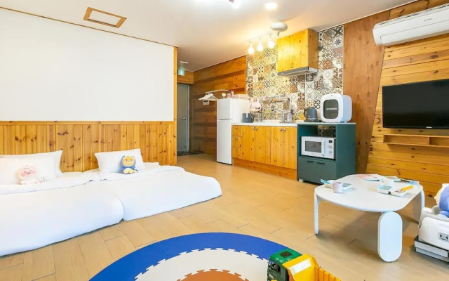 Yeosu Hi Mom Kids Family Pension Black