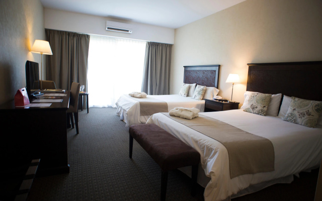 Howard Johnson Hotel & Convention Center Madariaga - Carilo