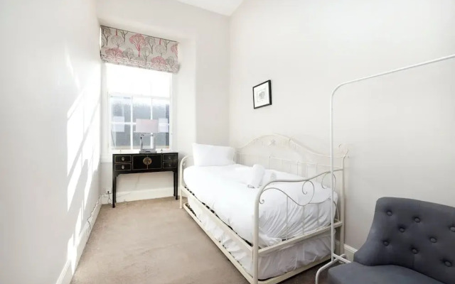Contemporary Apt in the New Town